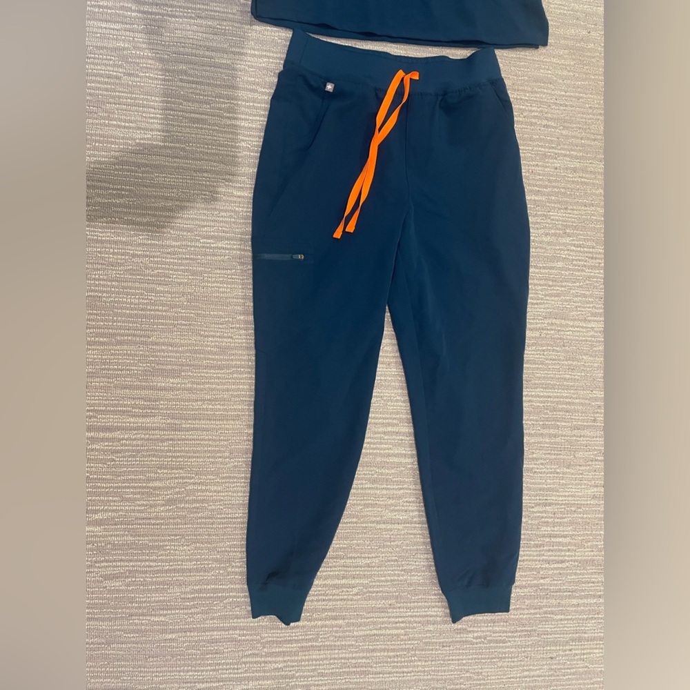 Figs scrub set- Catarina top size small Zamora pants size M - Picture 2 of 4